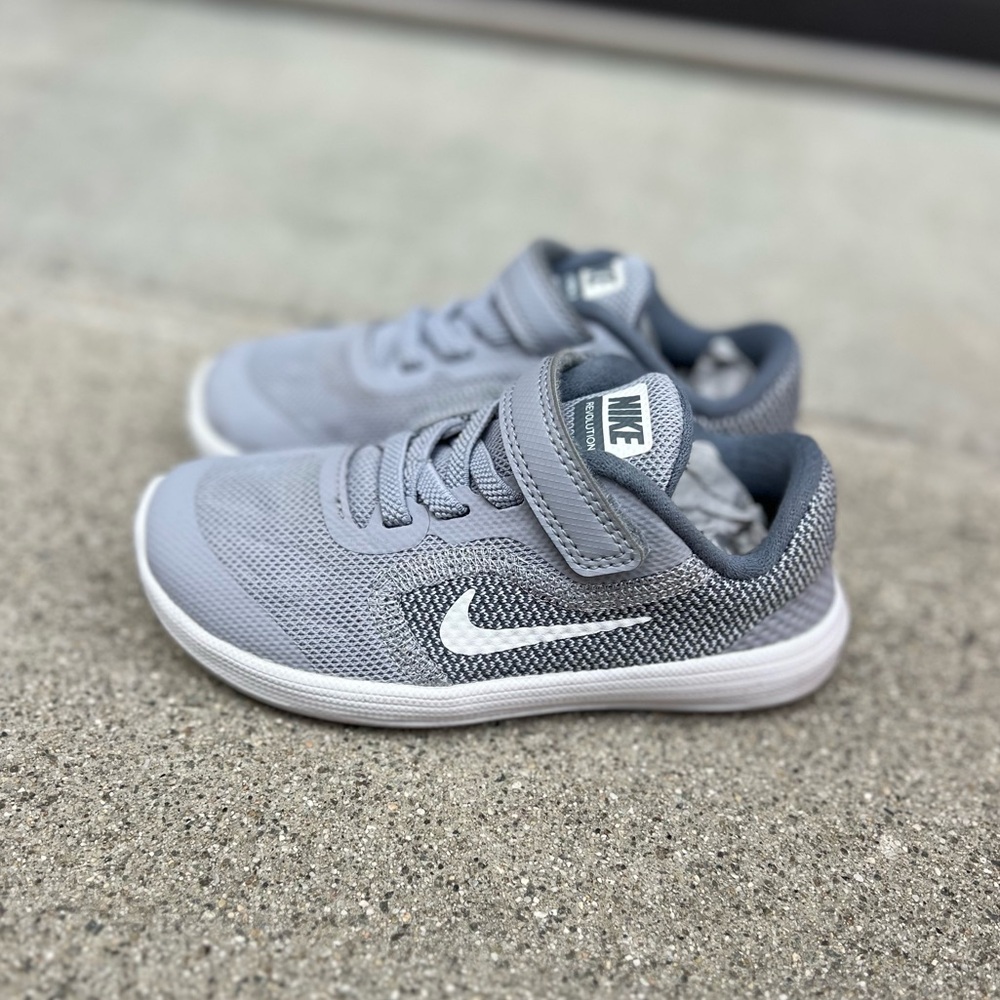 Kids Gray Nike Shoes Sz 9C - Revolution 3